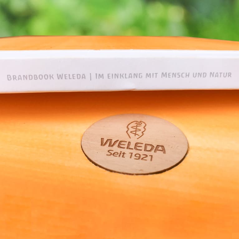 Brandbook Weleda Buchrücken und Front mit Holzemblem